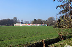 Zwischen Kierberg und Hürth Kalscheuren rollt der aus dem 628 498 und 628 686 gebildete RE11418 aus Trier bergab nach Köln, 12.3.2014.