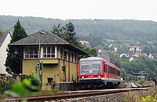 628 505 der CFL mit ehemaligen Stellwerk im Bahnhof Bitburg Erdorf 