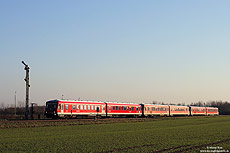 Im Dezember 2009 wurden die 218-bespannten Wendezüge durch die Baureihe 628 ersetzt. Die vorgesehene Dreifachtraktion kann man jedoch nur selten beobachten. Am späten Nachmittag des 29.1.2011 fährt eine solche dreiteilige Einheit bei Derkum als RE12086 nach Köln. 