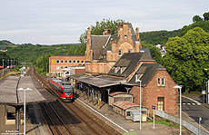 644 022 als RE11146 nach Köln Deutz im Bahnhof Gerolstein mit Empfangsgebäude
