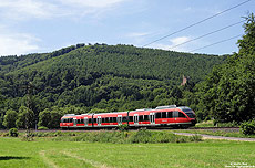Am 17.6.2009 hat die RB12838 seine Fahrt durch die Eifel noch vor sich. Fotografiert unterhalb der Burgruine Rammstein.