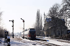 644 053 im Bahnhof Weilerswist mit Formsignalen und Empfangsgebäude
