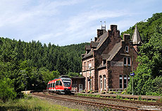 Weit ab der Ortschaft Speicher liegt der gleichnamige Bahnhof im Kylltal. Hier habe ich am 17.6.2009 den 644 005 fotografiert, der als Regionalbahn auf dem Weg von Gerolstein nach Trier war. 
