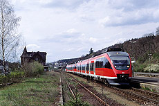 Auf dem Weg von Köln Deutz nach Gerolstein hat der RE 11409, gebildet aus 644 022 und 016, den Bahnhof Jünkerath erreicht. 22.4.2000
Bis Oktober 2004 zweigte hier die Kyllbahn nach Losheim ab, welche einst bis ins Belgische Weywertz führte.
