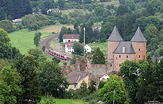 Von Jünkerath bis Ehrang folgt die Eifelstrecke dem engen und kurvenreichen Kylltal. Unterhalb der Bertradaburg fährt die RB 12851 dem nächsten Halt Mürlenbach entgegen. 29.8.2008