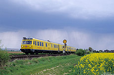 Bedrohliche Wolken zogen in der Voreifel auf, als ich den Schienenprüfzug 719 001 nahe Derkum fotografiert habe. 24.4.2005