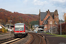 Am herbstlichen 30.10.2009 habe ich den 628 648 in Bitburg-Erdorf fotografiert. Nachdem im Jahr 1969 der Reisezugverkehr auf der Strecke Erdorf – Bitburg – Igel eingestellt und Erdorf in die Stadt Bitburg eingemeindet wurde, hieß der Bahnhof fortan Bitburg-Erdorf. 