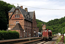 V100 2299 ex 212 299 der VEB als Lz im Bahnhof Kyllburg mit Empfangsgebäude