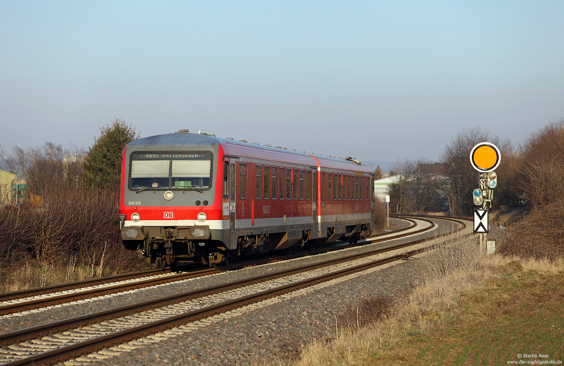 628 313 bei Kruft mit Formvorsignal auf der Pellenz-Eifelbahn 