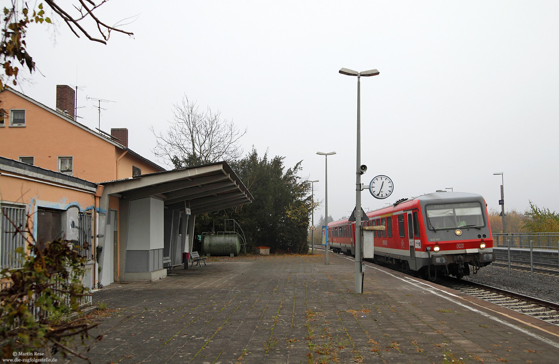 629 305 auf der Pellenz-Eifelbahn im Bahnhof Plaidt mit Empfangsgebäude