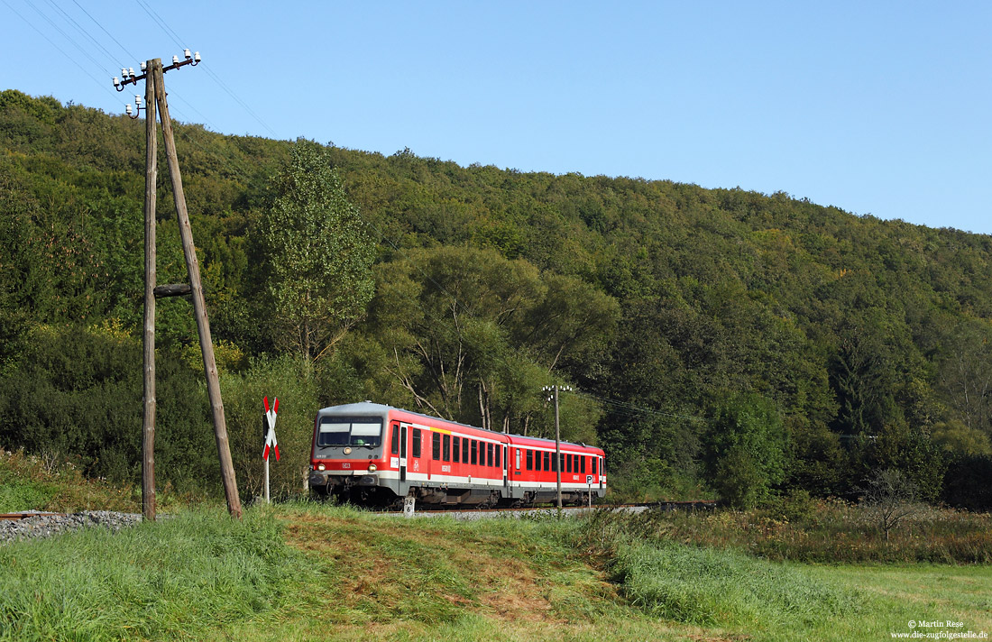 629 313 zwischen Monreal und Urberbach mit Telegrafenleitungen im Tal der Thürelz auf der Pellenz-Eifel-Bahn