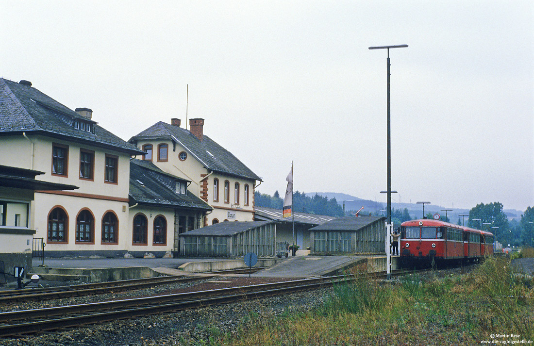 Bahnhof Daun mit Schienenbus am Bahnhofsgebäude