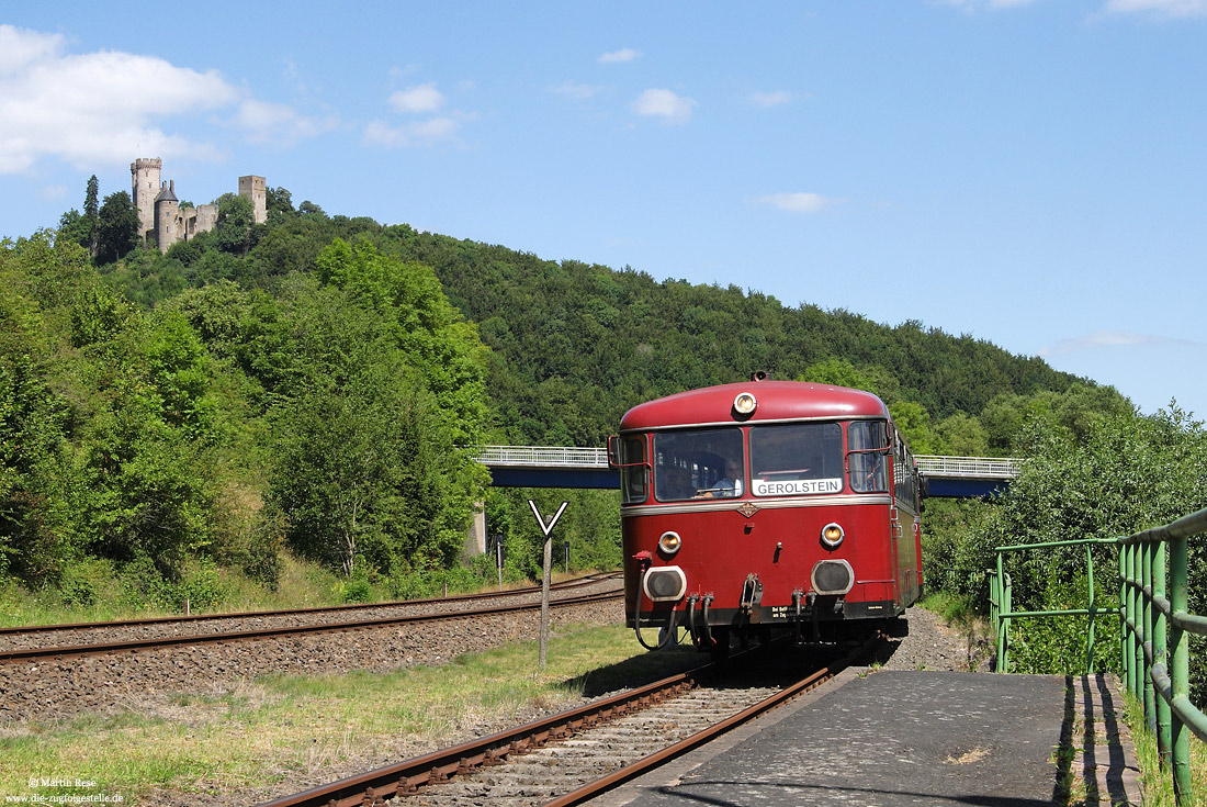 996 648 der Vulkaneifelbahn im Bahnhof Pelm auf der Eifelquerbahn mit Burg