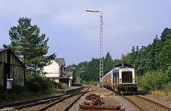211 218 vom Bw Trier im Bahnhof Uersfeld auf der Eifelquerbahn