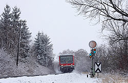 Mit Telegrafenleitungen und Formsignalen machte die KBS478 zwischen Mendig und Mayen Ost eher den Eindruck einer verschlafenen Nebenbahn als einer Hauptstrecke! Am winterlichen 7.12.2012 habe ich am westlichen Einfahrvorsignal die RB12432 nach Kaisersesch auf den Chip gebannt.