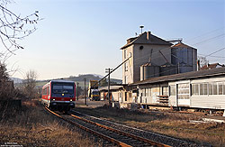 Der Bahnhof Thür wurde bereits vor einigen Jahren aufgelassen und durch einen neuen, etwa 300 Meter westlich gelegenen Haltepunkt ersetzt. Auf dem Weg von Kaisersesch nach Andernach passiert der 628 303 den ehemaligen Bahnhof. 1.2.2012