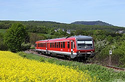 628 305 bei Mayen West am Rapsfeld auf der Pellenz-Eifel-Bahn