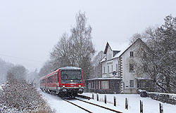 628 313 mit Bahnhofsgebäude im Urmersbach auf der Pellenz-Eifel-Bahn
