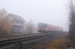 628 648 am stillgelegten Stellwerk Ko im Bahnhof Kruft auf der Pellenz-Eifelbahn im Herbst