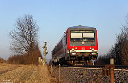 Im abendlichen Licht des 1.2.2012 passiert der 629 303/628 303 als RB12448 das östliche Einfahrvorsignal von Mendig. 