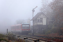 629 313 am Stellwerk Kf im Bahnhof Kruft auf der Pellenz-Eifelbahn mit Formhautsignal