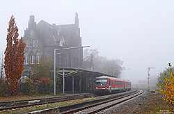 Auf der Fahrt von Kaisersesch nach Andernach legt der 629 313/628 313 in Mendig einen kurzen Zwischenhalt ein. Bemerkenswert sind die langen Ausleger der Bahnsteigbeleuchtung für das Gleis 2! 14.11.2011