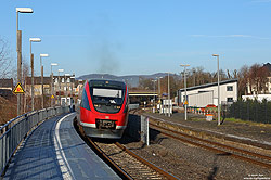 643 547 auf der Pellenz-Eifelbahn im Bahnhof Plaidt Bahnsteig aus Metallbauteilen