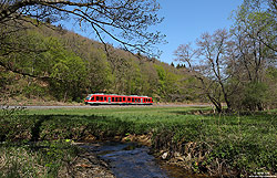 648 204 am Stellbach zwischen Monreal und Urmersbach auf der Pellenz-Eifel-Bahn