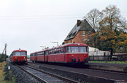 798 707 im Bahnhof Hasborn Strecke Wengerohr - Daun Foto von Dietmar Fiedel