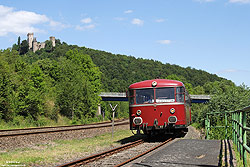 996 648 der Vulkaneifelbahn im Bahnhof Pelm auf der Eifelquerbahn mit Burg