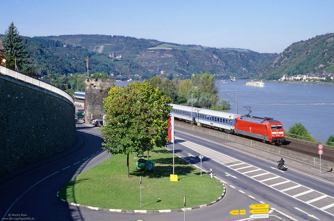 Zwischen Bacharach und Niederheimbach fährt die 101 021 mit dem IR2217 (Emden – Seebrugg) durch das Rheintal. 30.9.2002