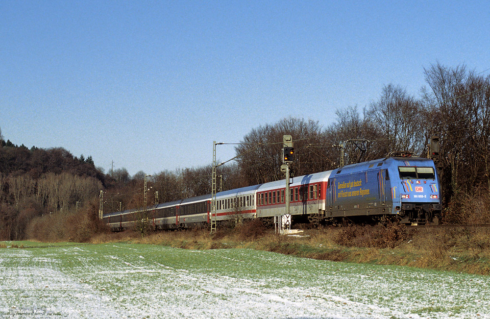 Die 145 Lokomotiven der Baureihe 101 findet man deutschlandweit im Fernverkehr. Auch im Rheintal tragen diese Lokomotiven die Hauptlast des Fernverkehrs. Zwischen Brohl und Namedy fährt die 101 055 mit dem EC3 (Amsterdam - Chur) dem nächsten Halt Koblenz entgegen. 3.1.2002