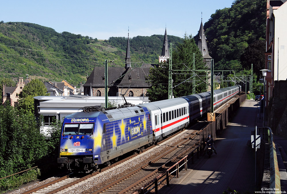 Viele der klassischen Fotomotive des Rheintals finden sich zweifelsfrei in und um St. Goar. Am 6.8.2008 passiert die Werbe-101 101 mit dem IC 2024 (Frankfurt – Hamburg Altona) den Ort.
