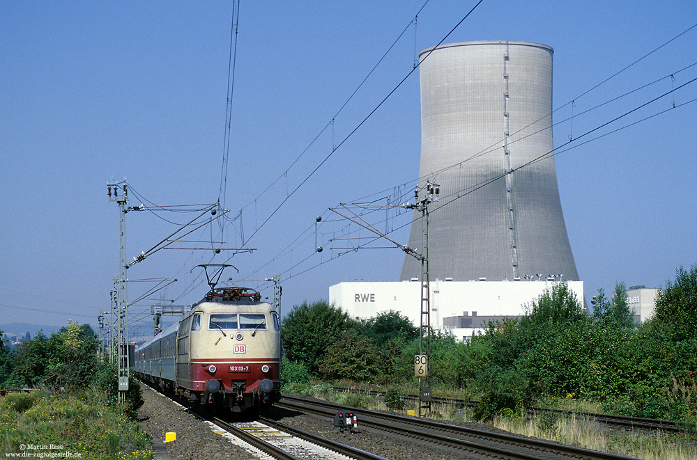 Im Sommer 2002 erhielt die Baureihe 103 noch einmal einen eigenen Umlauf, der auch einige Leistungen zwischen Münster und Koblenz enthielt. Bei Urmitz passiert die 103 113 mit dem (Münster - Luxemburg) das AKW Mülheim-Kärlich, welches nur 13 Monate am Netz war und nun als Altlast die Landschaft „verziert“. 16.8.2002