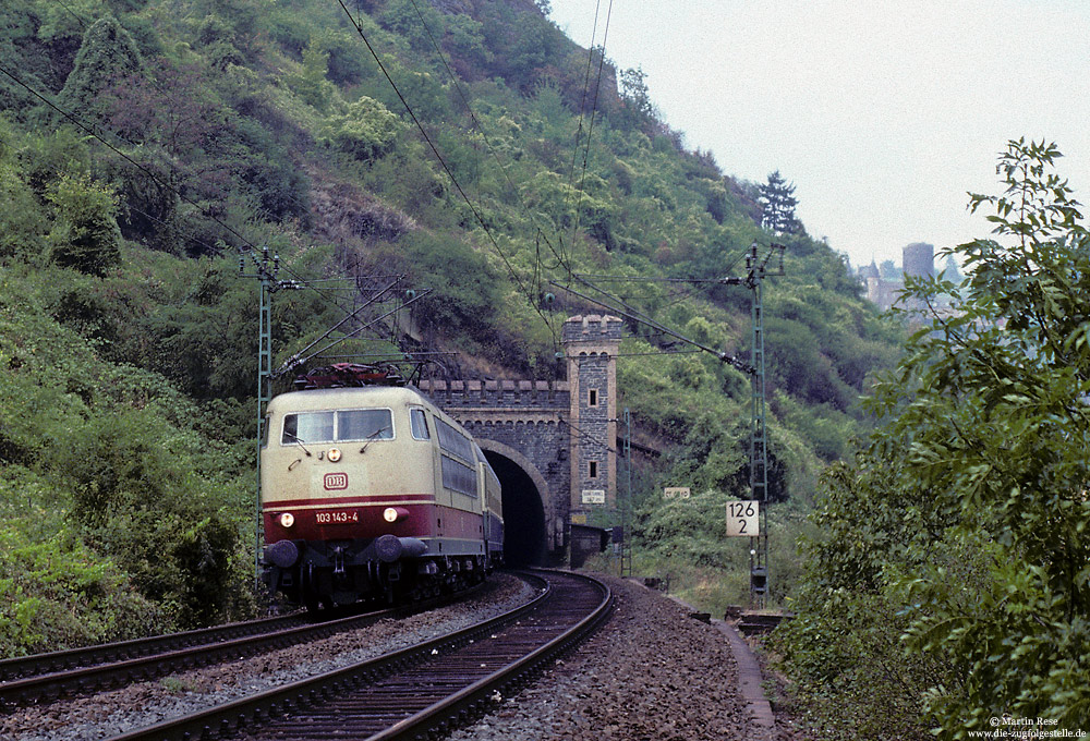 Anfang der 90er Jahre war die Baureihe 103 im Rheintal noch nicht wegzudenken. Mit einem InterCity verlässt die Frankfurter 103 143 den Banktunnel. 23.8.1990.