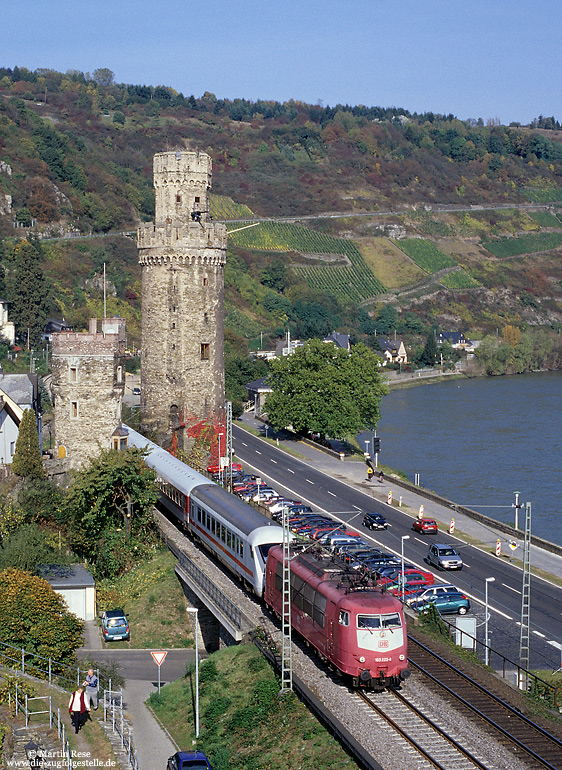 Mit einem Ersatzzug für den ausgefallenen EC 29 passiert die 103 223 die mittelalterlichen Türme von Oberwesesel. 10.10.2002