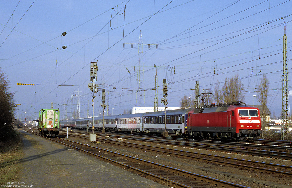 Im Sommerfahrplan 2006 verkehrte der EN348 aus Warschau anstatt nach Brüssel bis Frankfurt/Main Hbf. Der Zug fuhr allerdings nicht über Mainz Hbf, sondern verließ in Mainz Mombach die linke Rheinstrecke. Er überquerte den Rhein auf der Kaiserbrücke, um dann über Frankfurt Höchst die Mainmetropole zu erreichen. Das Foto zeigt den EN348, bespannt mit der 120 101 auf den Güterzuggleisen in Mainz Mombach. 15.3.2006.