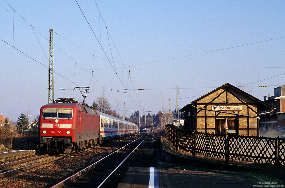Der ehemalige Güterschuppen von Heidesheim diente als Motiv für die 120 125, welche mit dem IC714 auf dem Weg nach Dortmund war. 11.12.02