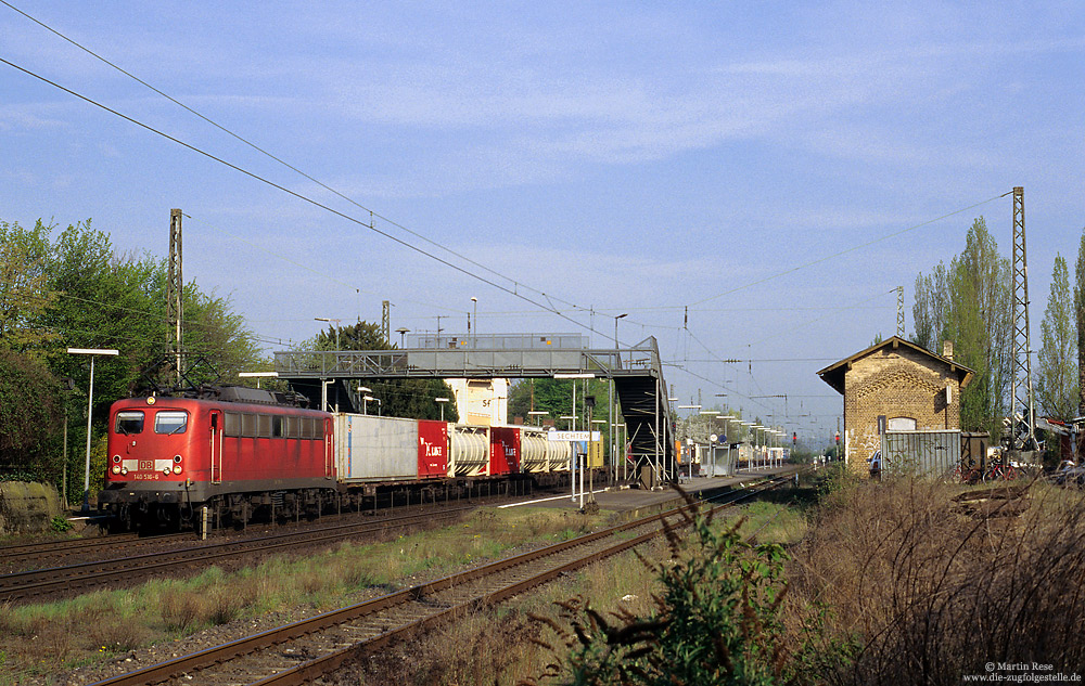 Zwischen dem dichten Reisezugverkehr finden sich auch auf der linken Rheinstrecke einige Trassen für Güterzüge. Am 15.4.2005 passiert die Gremberger 140 516 mit einem Containerzug Richtung Süden den Bahnhof Sechtem.