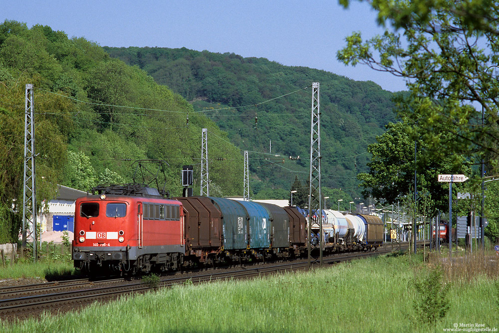 Im Sommer 2006 kam es, aufgrund von Bauarbeiten bei Unkel, zu regem Umleiterverkehr auf der linken Rheinstrecke. Mit einem der Umleiterzüge, dem FE44515 nach Mannheim Rbf habe ich die 140 796 in Bad Breisig fotografiert. 12.5.2006