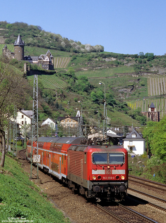 Für einige Jahre war auch die Baureihe 143 im Rheintal zu Hause. Mit der RB12767 (Koblenz – Mainz) verlässt die 143 856 vom Bw Trier den Bahnhof Bacharach. 21.4.2005