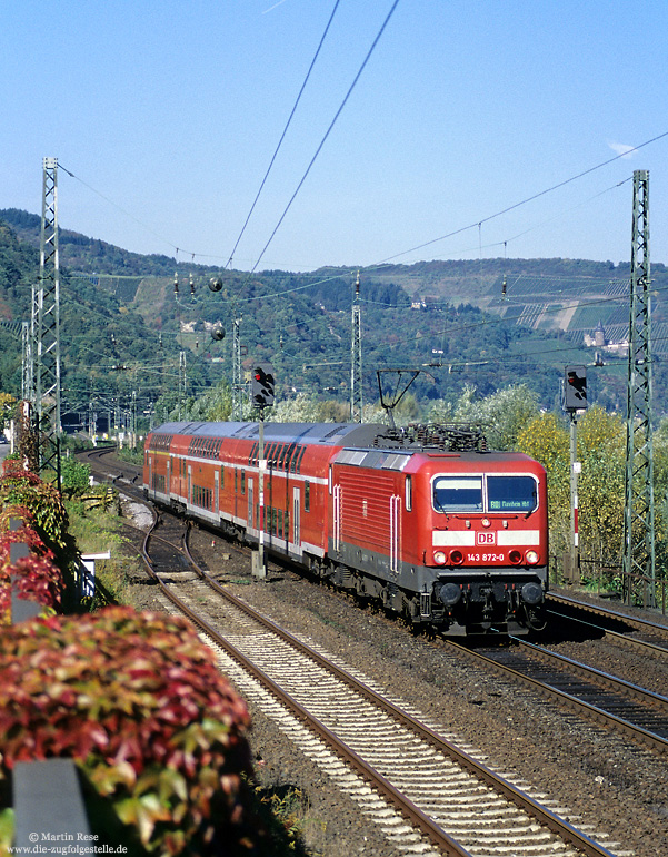 Neben der RB-Linie 25 (Köln Deutz - Koblenz) gingen im Dezember 2008 auch die Nahverkehrszüge zwischen Koblenz und Mainz an die „TransRegio“. Die Baureihe 143 kam aber zunächst weiterhin vor der RE-Linie (Koblenz – Frankfurt) zum Einsatz, bis sie im Dezember 2014 vom FLIRT2 verdrängt wurde. Im Herbst 2002 gab es noch Durchläufe von Koblenz nach Mannheim. Mit der RB22783 nach Mannheim Hbf fährt die 143 872 in Niederheimbach ein. 30.9.2002