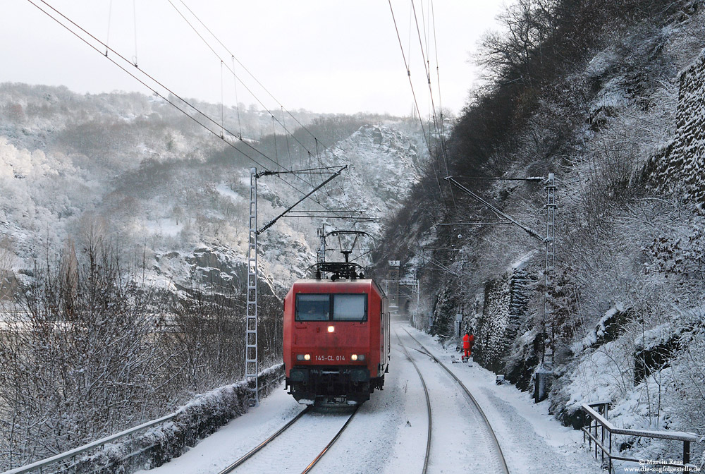 Schnee im Rheintal ist in den letzten Jahren eine große Rarität geworden! Am 9.12.2010 begegnete mir im winterlichen Rheintal, an der Überleitstelle Urbar Nord, die 145CL-014 der Crossrail AG.