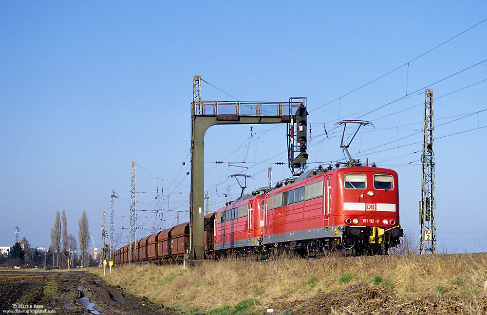 Zwischen Rotterdam und Dillingen verkehren Erzzüge mit einem Gewicht von bis zu 5400 Tonnen, bespannt waren diese Züge bis Mitte 2010 mit zwei Lokomotiven der Baureihe 151 in Doppeltraktion. In Kalscheuren hat die 151 112 und eine Schwestermaschine die Güterzugstrecke verlassen und folgen nun dem Rhein bis Koblenz Lützel. 6.3.2001
