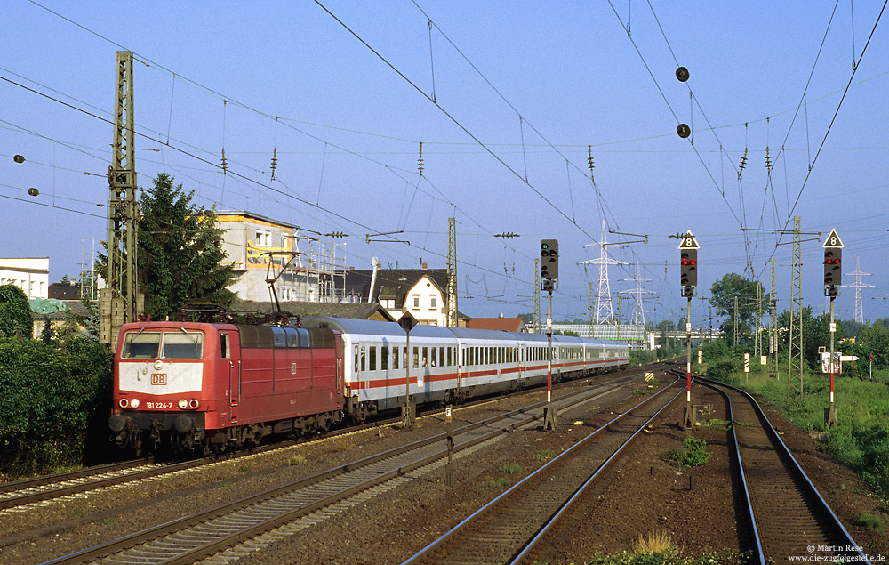 Einzige Planleistung der Baureihe 181 auf der Rheinstrecke war im Sommer 2005 der IC2221 (Koblenz – Frankfurt), welcher in den frühen Morgenstunden verkehrte. Am 1.6.2005 fuhr der Zug aufgrund eines Personenunfalls mit zwei Stunden Verspätung und konnte so mit der Morgensonne in Mainz Mombach fotografiert werden.