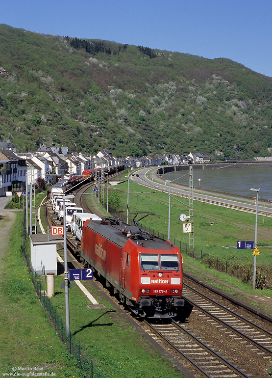 Am 21.4.2005 passiert die 185 179 mit einem Güterzug gen Süden den Ort Hirzenach. 