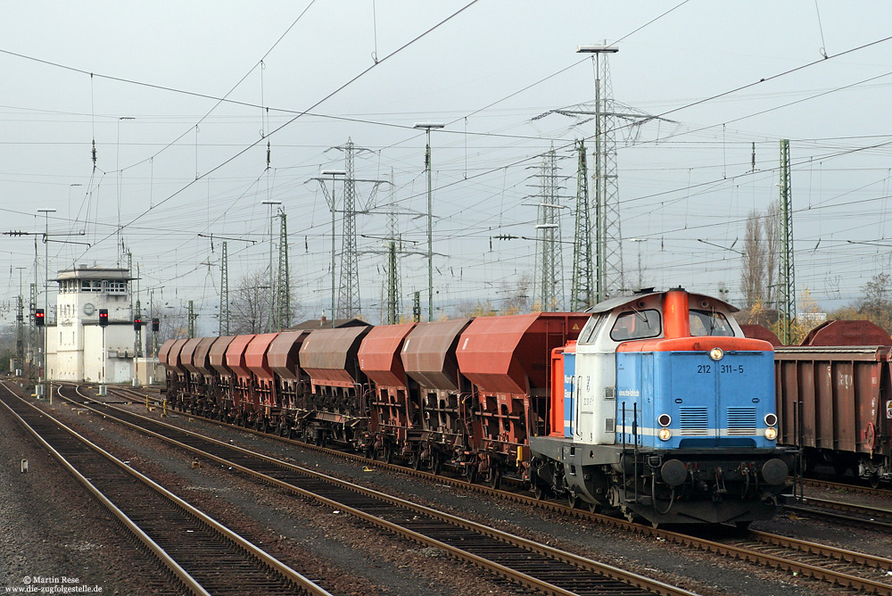 Nach dem Ausscheiden aus dem Dienst der Deutschen Bahn haben viele V100 eine neue Heimat bei Privatbahnen gefunden. Die 212 311 gehört zum Bestand der Nordbayrischen Eisenbahn. Am 27.11.2007 rangierte diese Lok in Koblenz Lützel einige Schotterwagen.