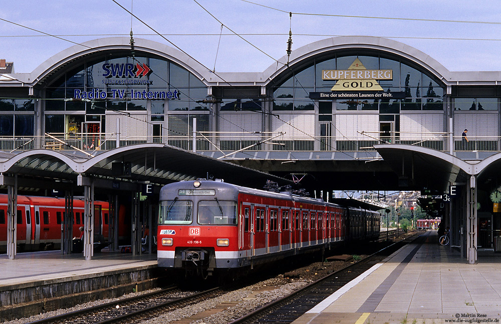 Obwohl am 28.7.2005 auf vielen S-Bahnstrecken rund um Frankfurt bereits die Baureihe 423 dominierte, war die S8 (Wiesbaden - Offenbach Ost) noch in fester Hand der Baureihe 420. 420 796 in Mainz Hbf, 28.7.2005.