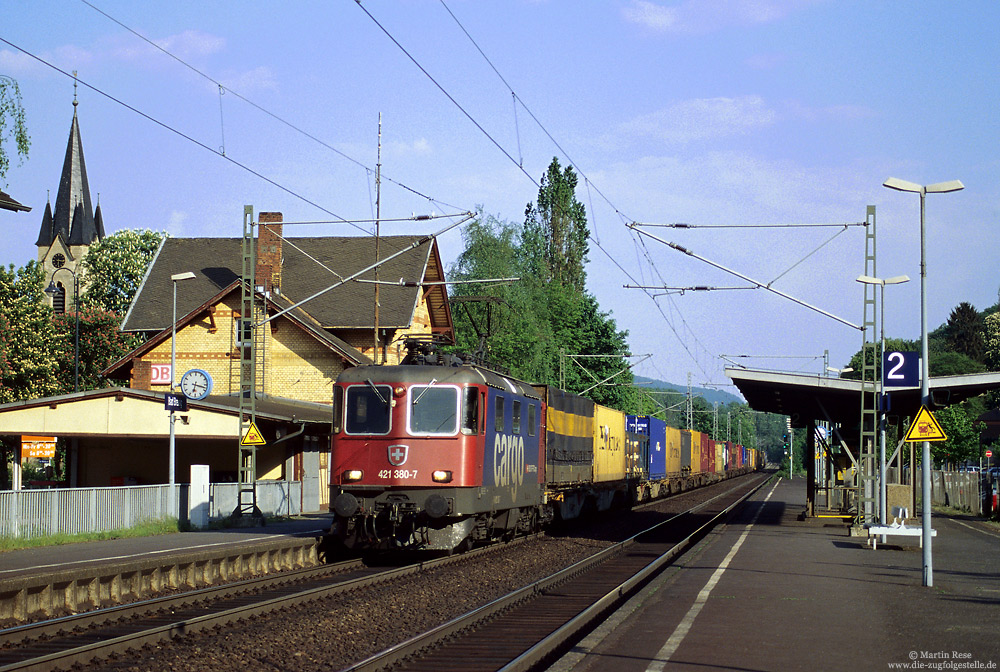 In den letzten Jahren wurden zwischen Köln und Mainz so einige Überholmöglichkeiten zurückgebaut, was angesichts zunehmenden Güterverkehrs sicherlich nicht sinnvoll ist. Auch dem ehemaligen Bahnhof Bad Breisig wurden Ende der 90er Jahre die Überholgleise „geraubt“. Am 12.5.2006 durchfährt die SBB-Cargo Re421 380 den Haltepunkt.