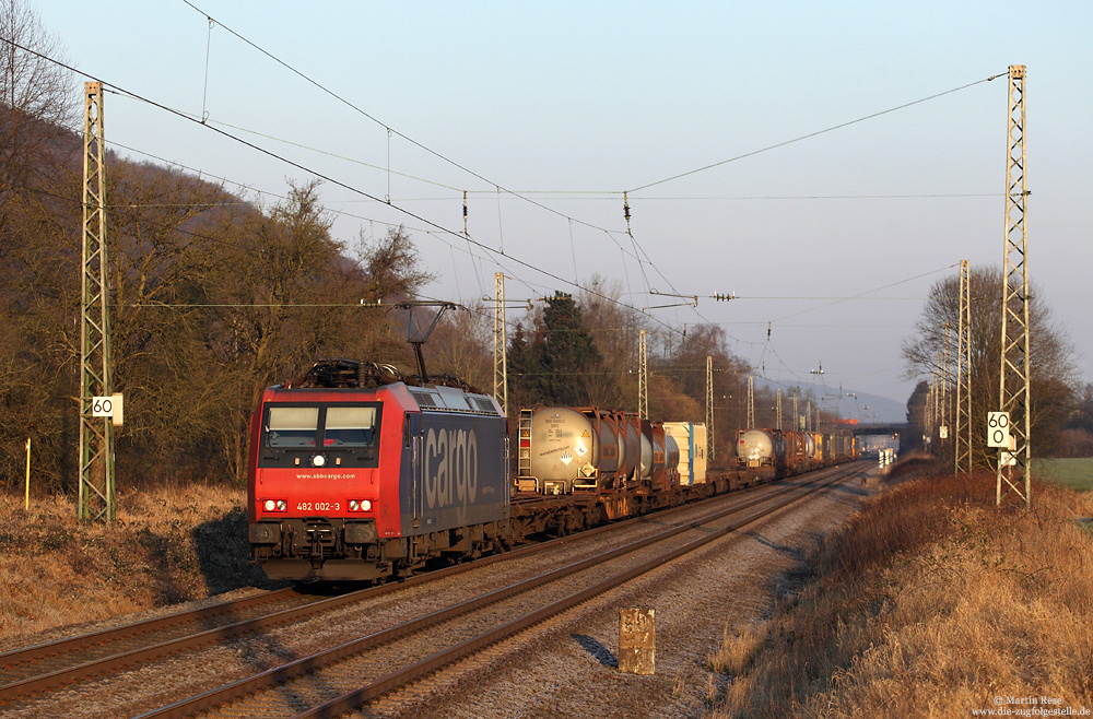 Die Lokomotiven von SBB-Cargo gehören im Rheintal schon zum gewohnten Bild. Zwischen Sinzig und Bad Breisig begegnete mir die Re482 002 mit einem Containerzug in Richtung Süden. 1.12.2012